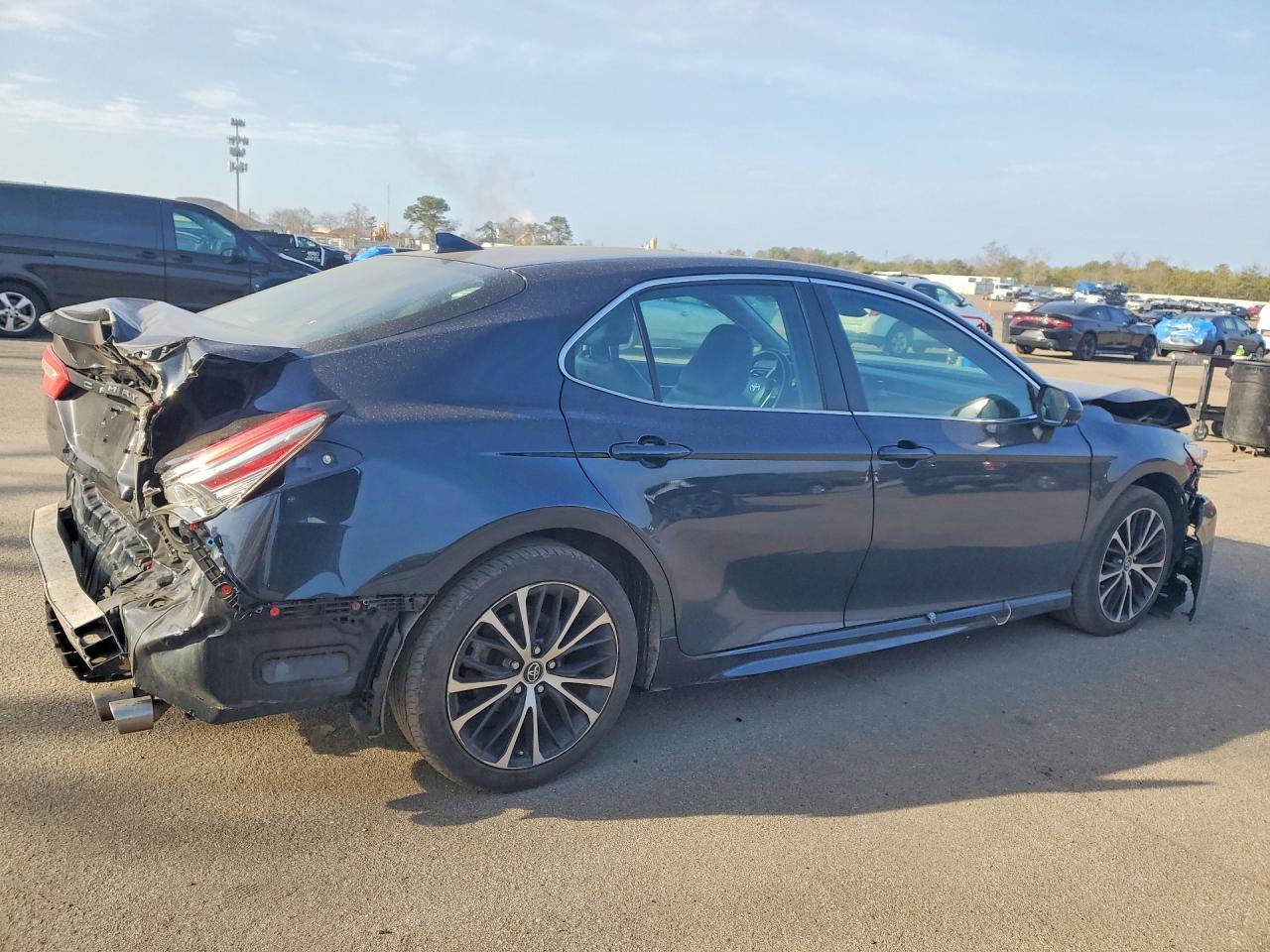 2019 Toyota Camry Se - Фото 3