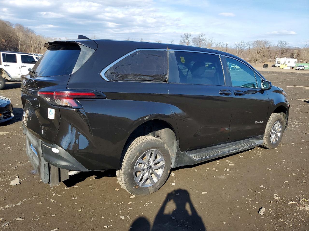2023 Toyota Sienna Le 8-Passenger - Фото 3