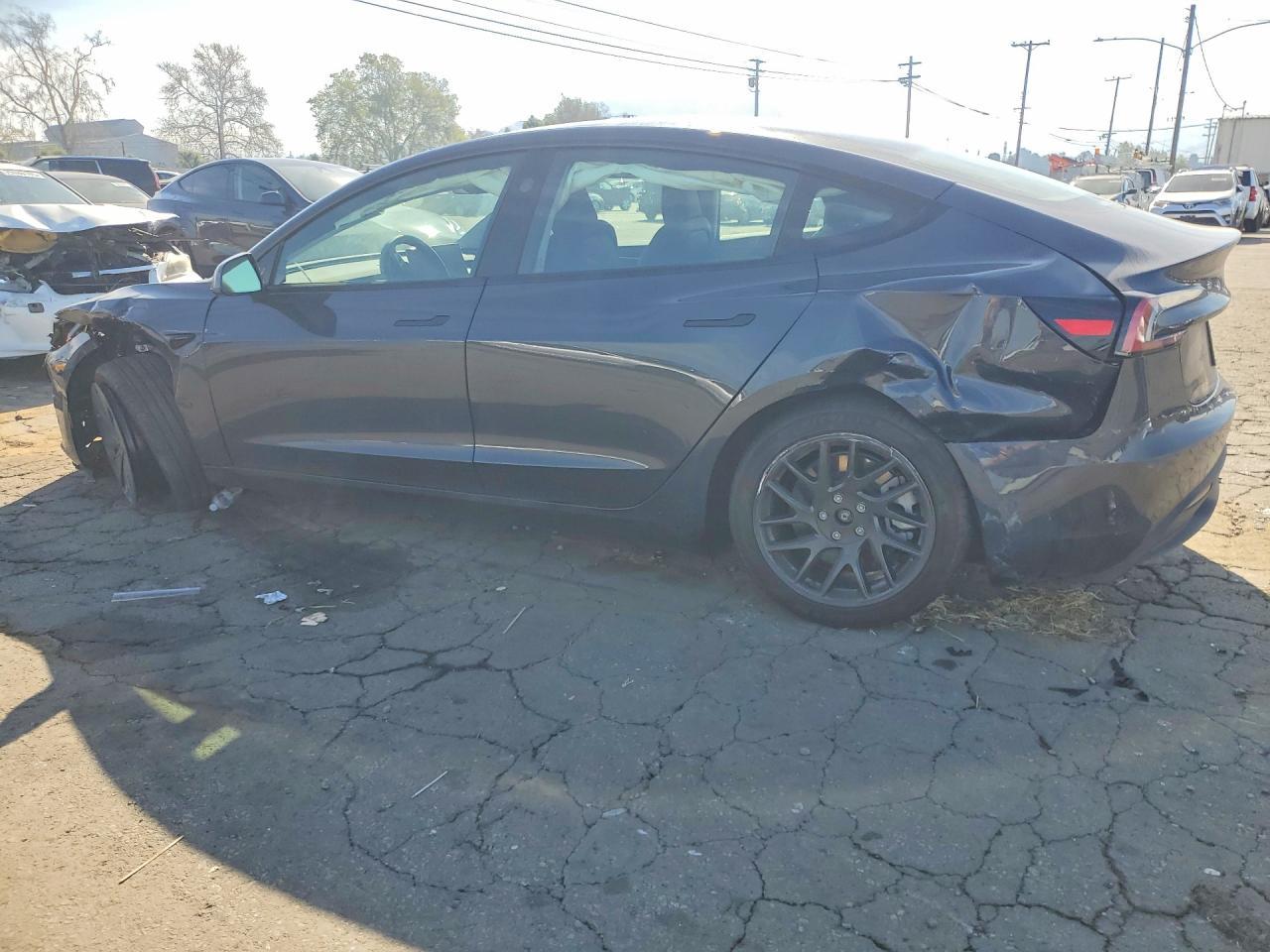 2025 Tesla Model 3 - Фото 2