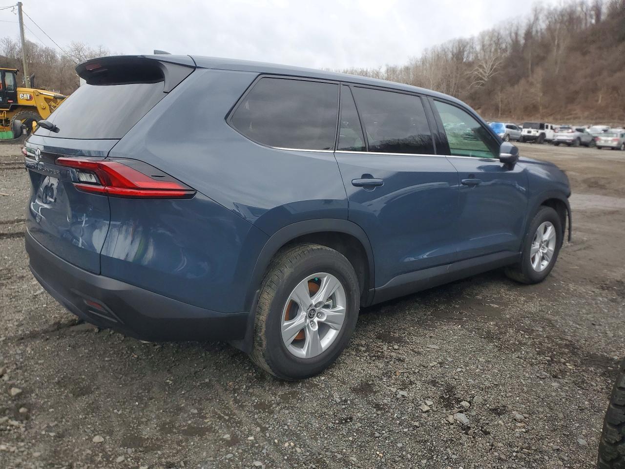 2025 Toyota Grand Highlander Le - Image 3