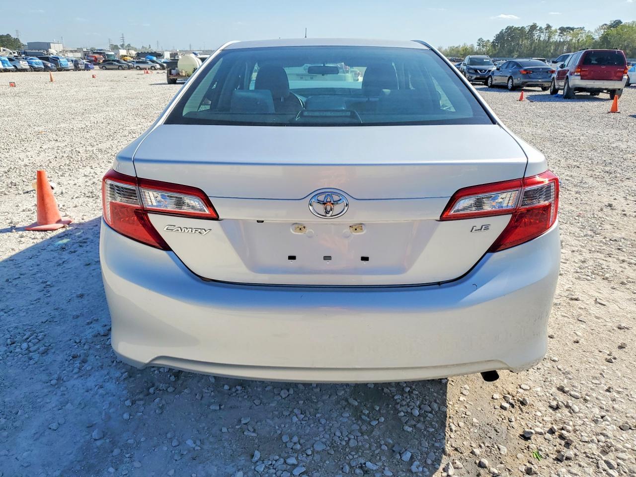 2014 Toyota Camry Le - Фото 6
