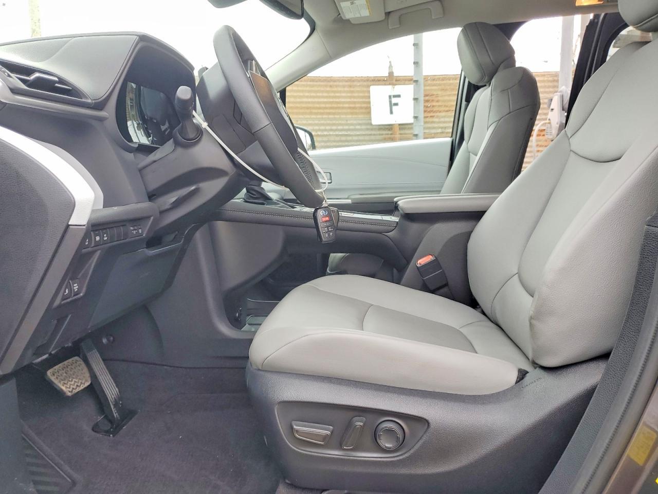 2025 Toyota Sienna Xle 8-Passenger - Фото 7