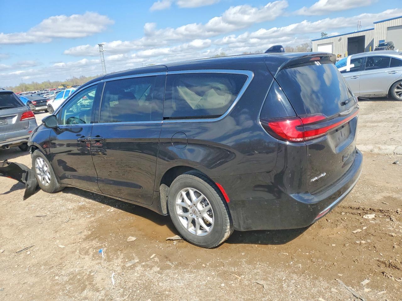 2023 Chrysler Pacifica Touring L - Image 2