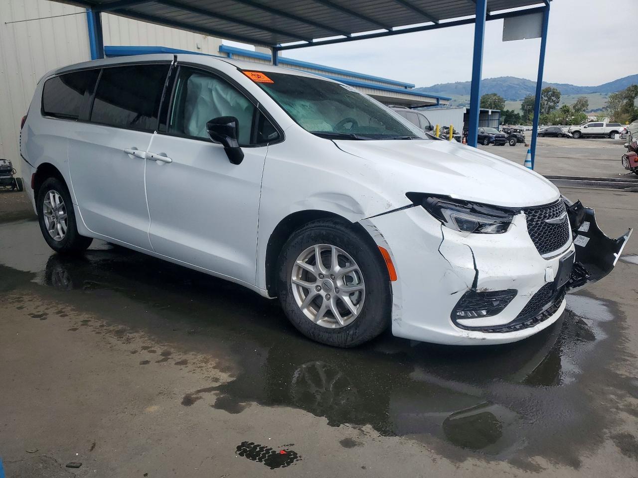 2025 Chrysler Pacifica - Image 4