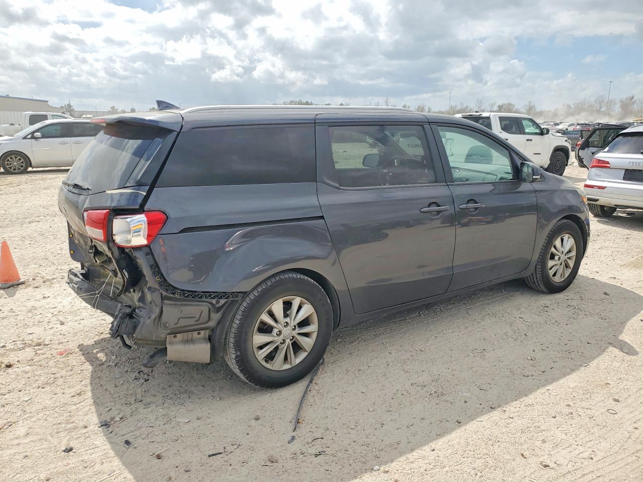 2016 Kia Sedona Lx - Image 3