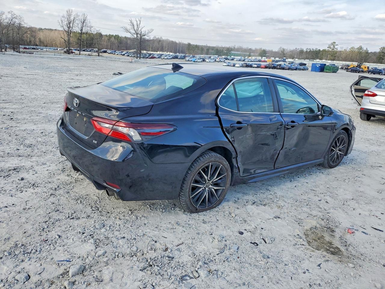 2023 Toyota Camry Se - Image 3