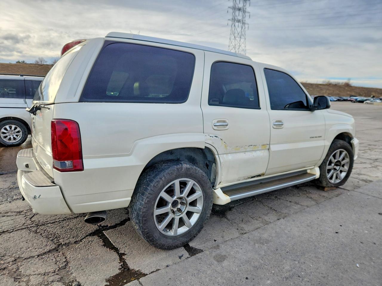 2004 Cadillac Escalade Luxury - Image 3