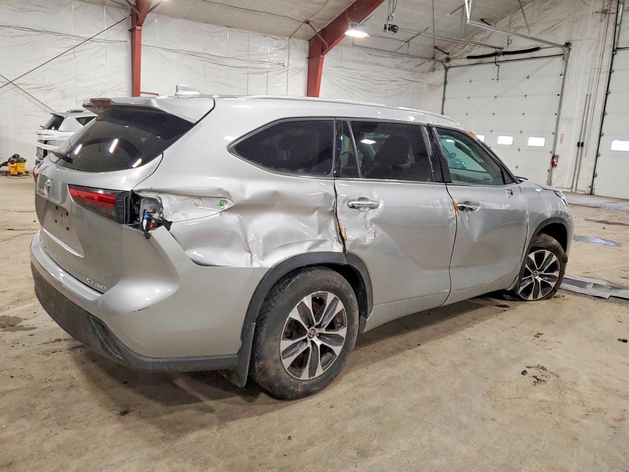 2022 Toyota Highlander Xle - Фото 3