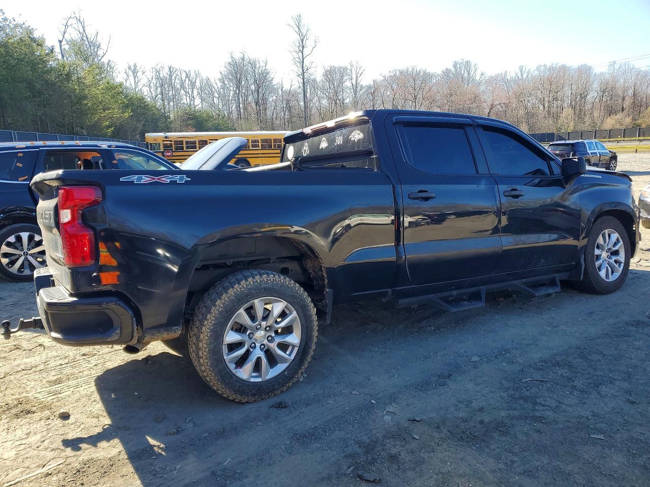 2022 Chevrolet Silverado K1500 Custom - Фото 3