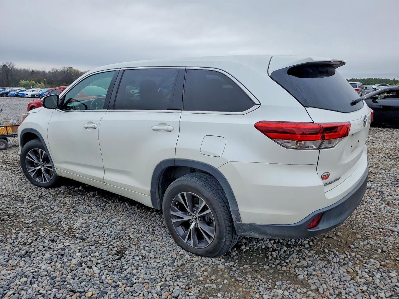 2018 Toyota Highlander Le - Image 2