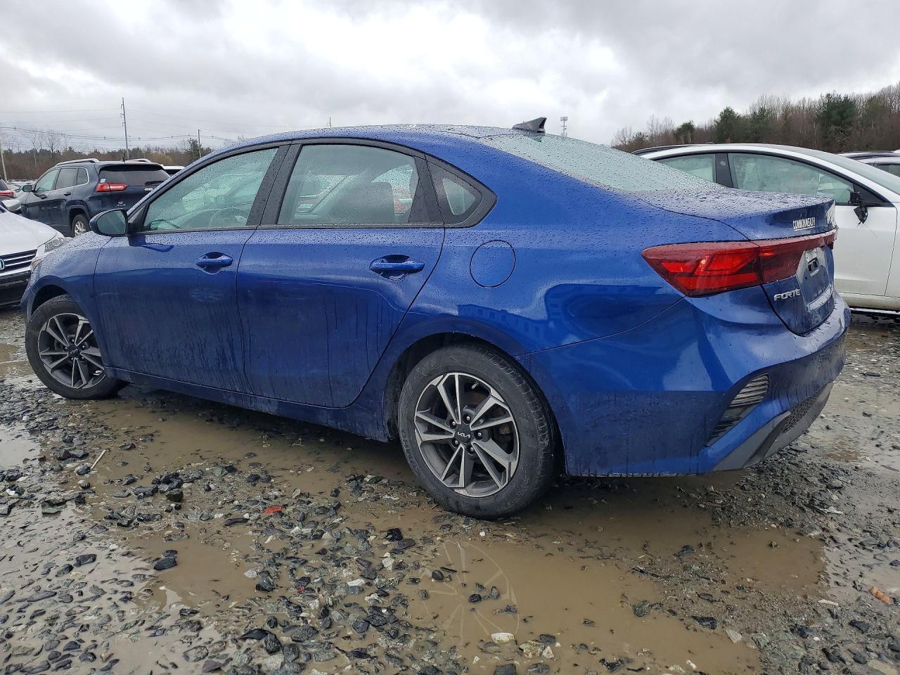 2023 Kia Forte Lxs - Image 2