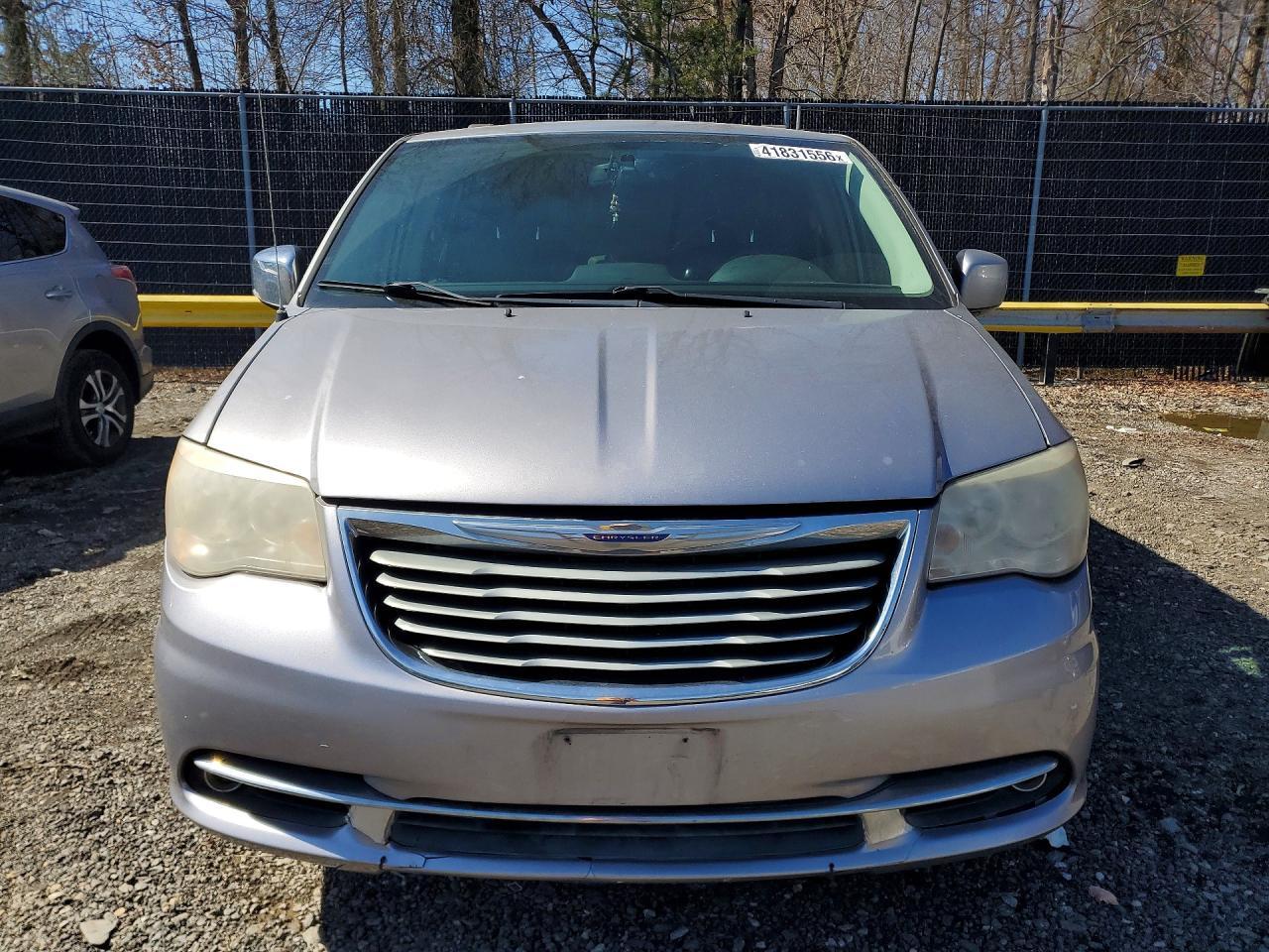 2014 Chrysler Town & Country Touring L - Image 5