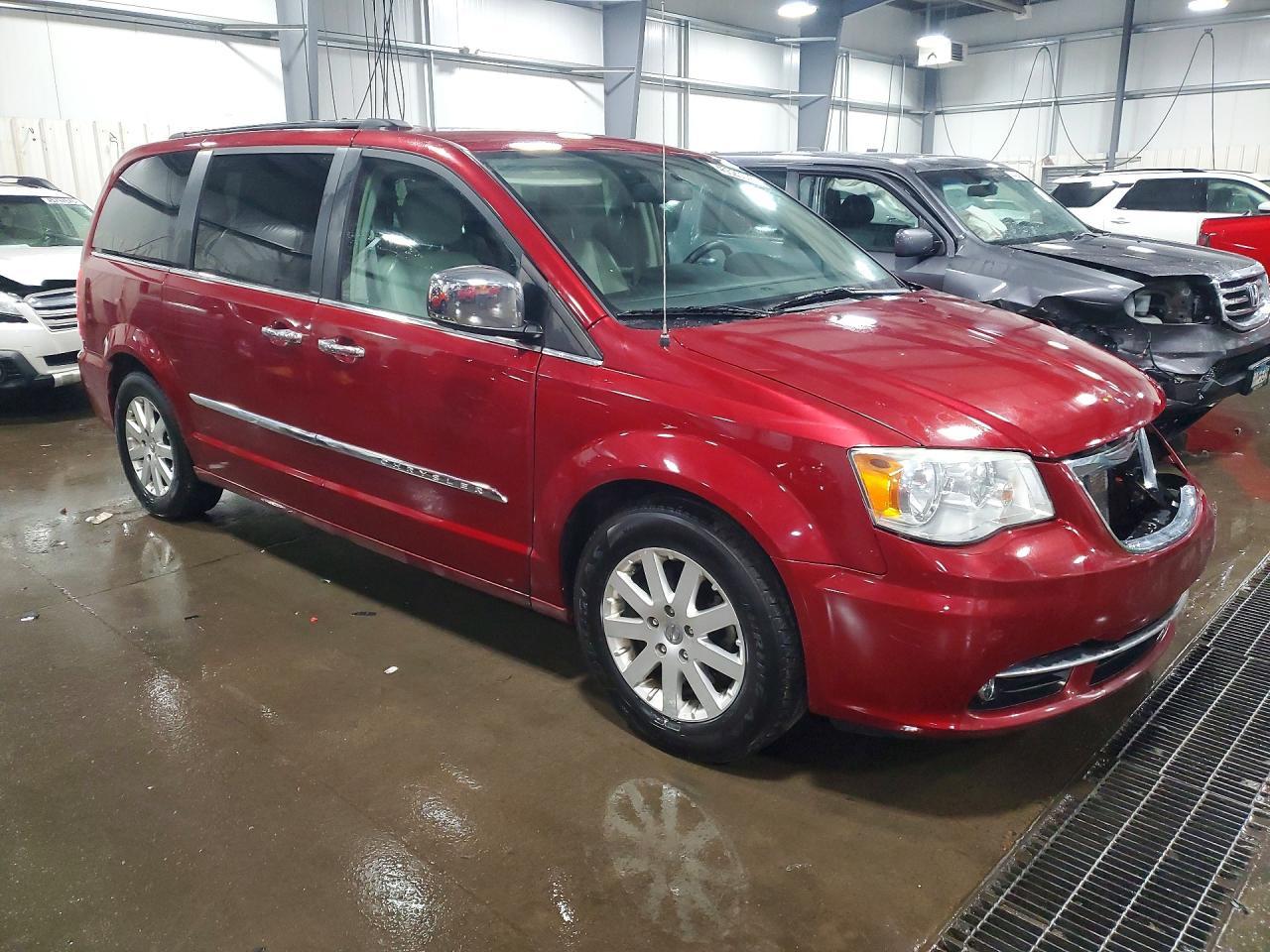 2012 Chrysler Town & Country Touring L - Фото 4