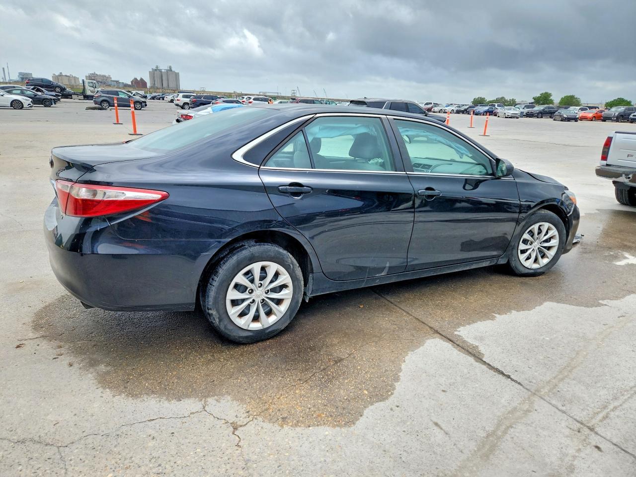 2017 Toyota Camry Le - Image 3