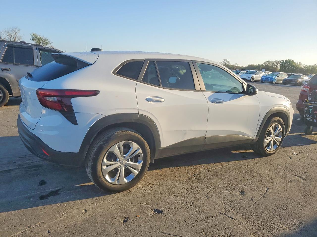 2024 Chevrolet Trax Ls - Фото 3