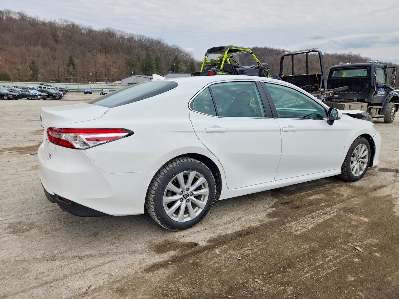 2020 Toyota Camry Le - Фото 3