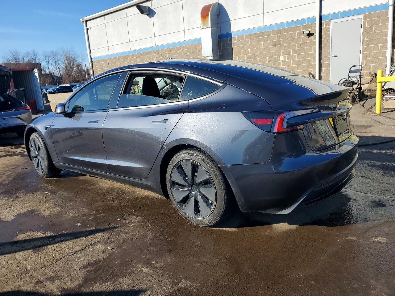 2025 Tesla Mod - Image 2