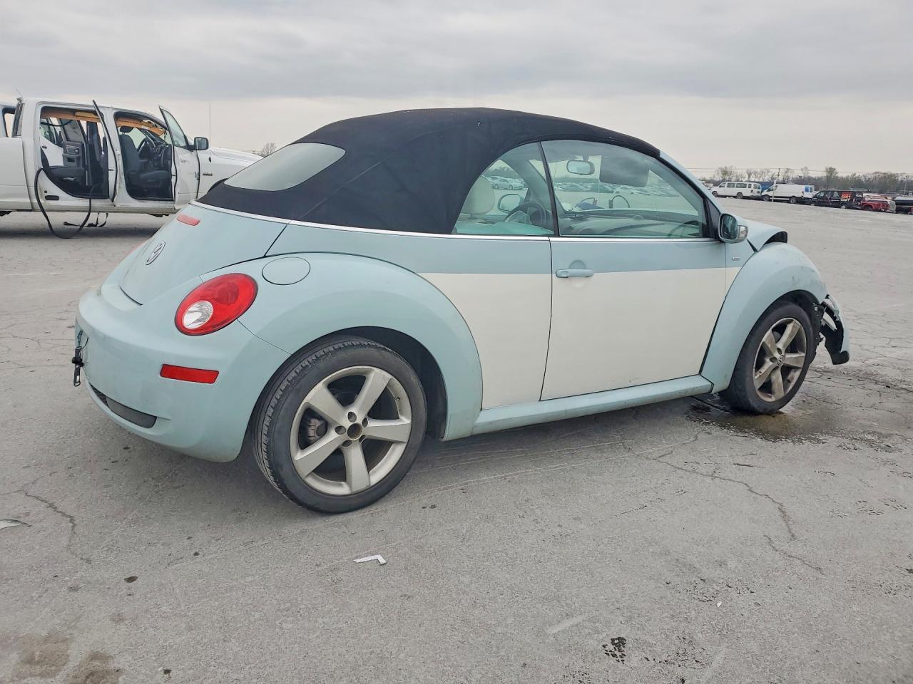 2010 Volkswagen New Beetle - Фото 3