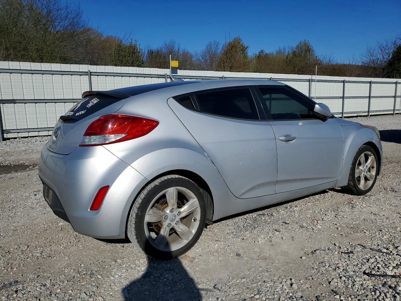 2015 Hyundai Veloster Base - Фото 3