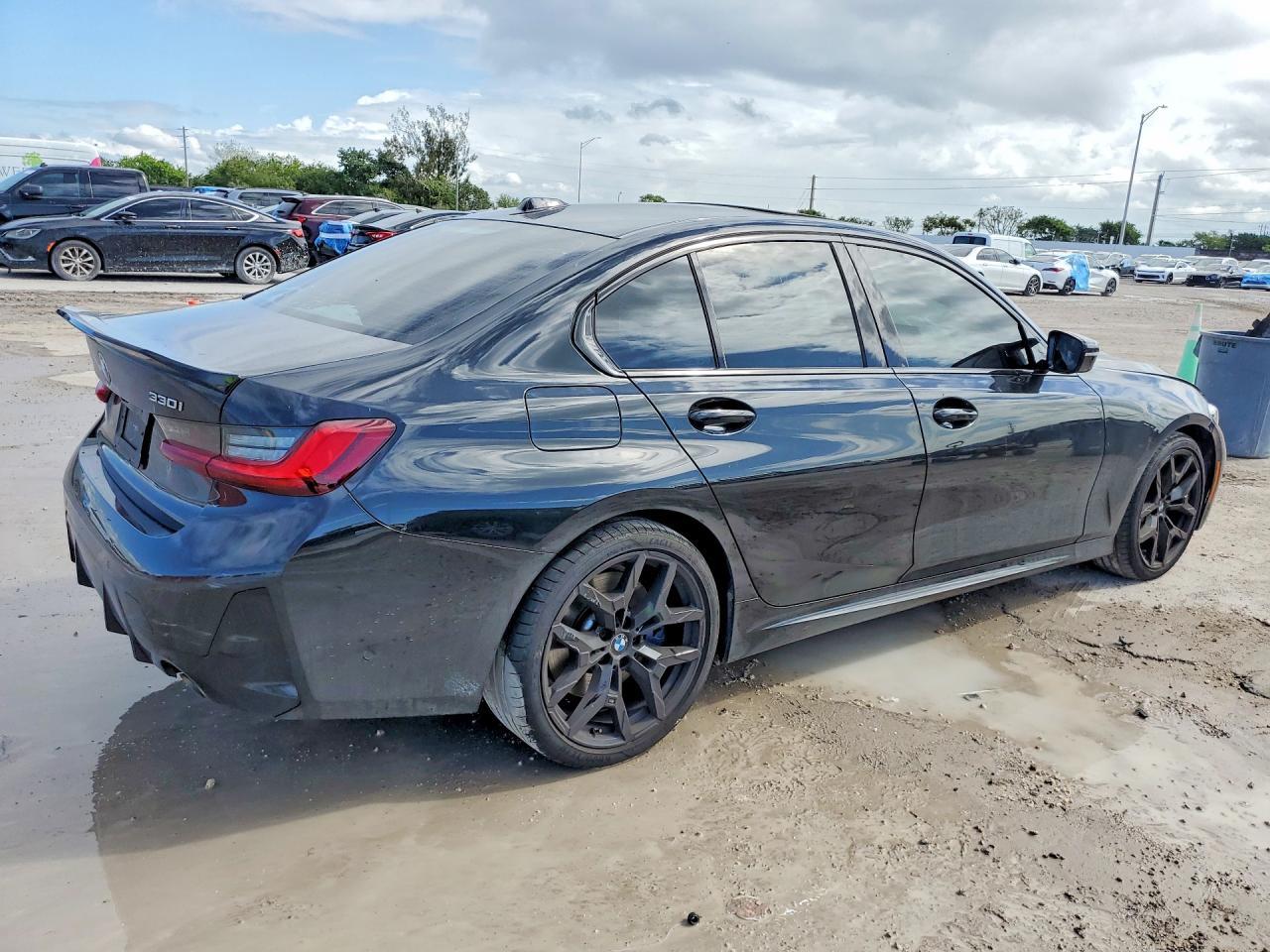2025 BMW 330I - Фото 3