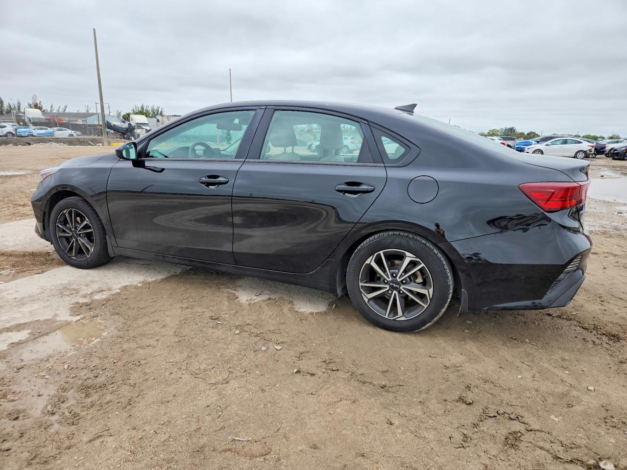2023 Kia Forte Lxs - Image 2