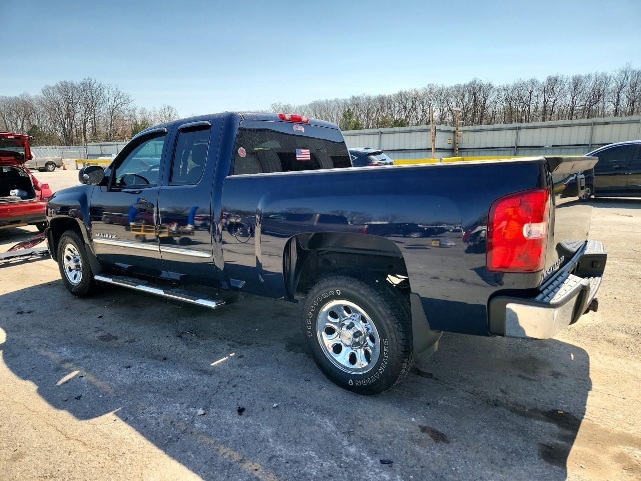 2011 Chevrolet Silverado C1500 - Image 2
