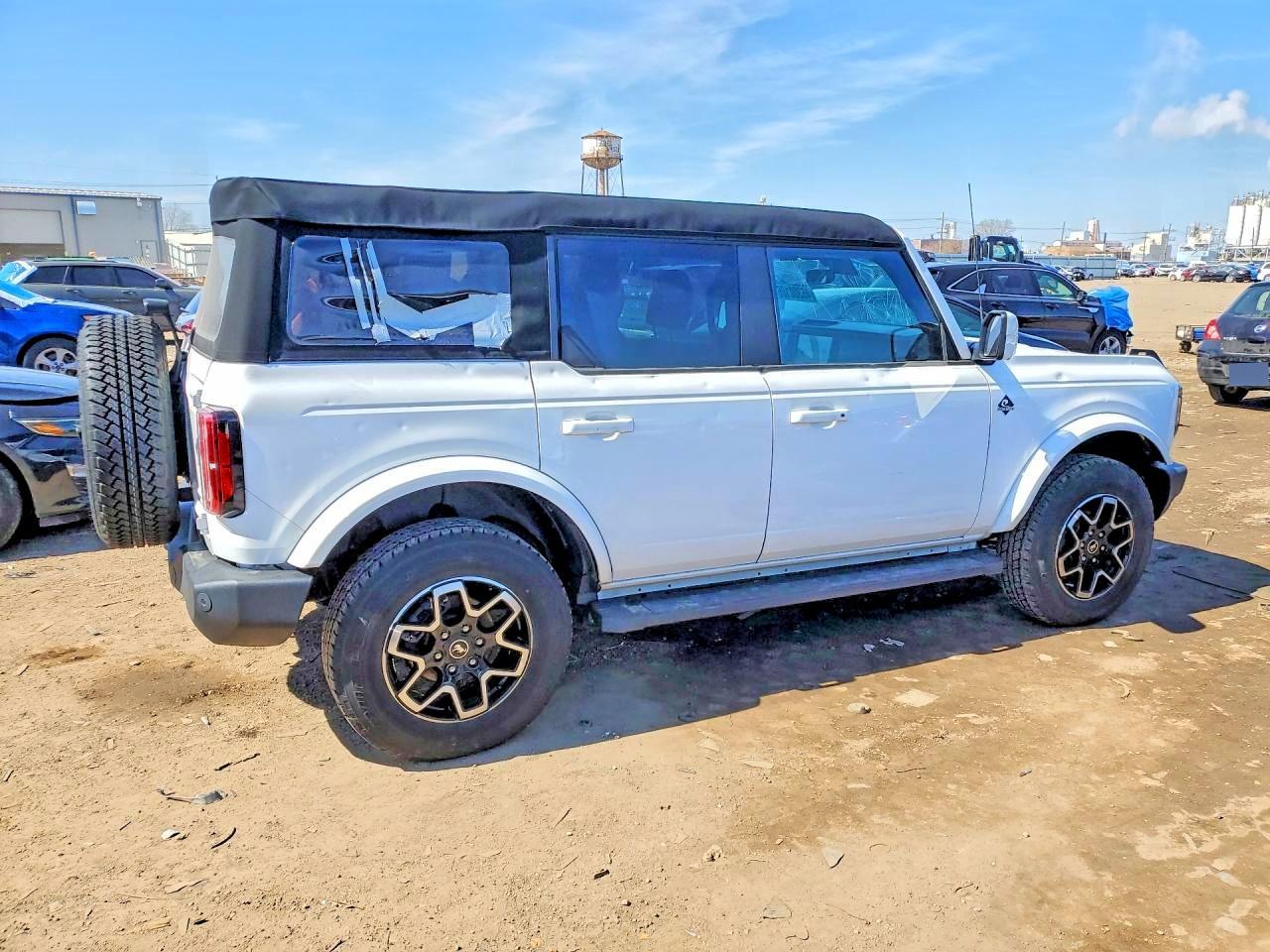 2023 Ford Bronco Base - Image 3