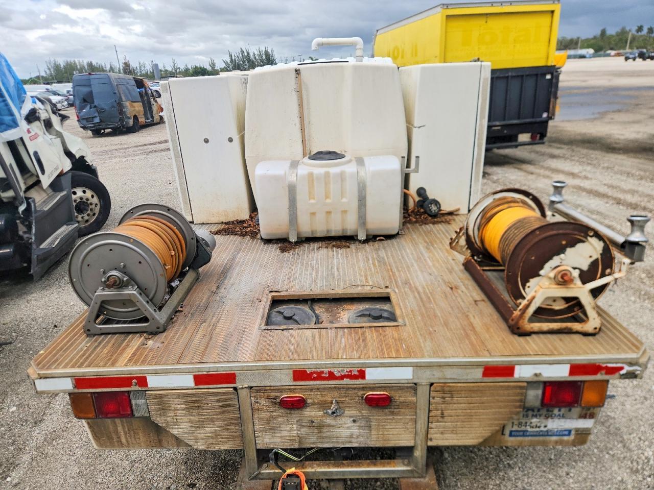 2011 Isuzu Npr - Flat Bed Truck - Image 6