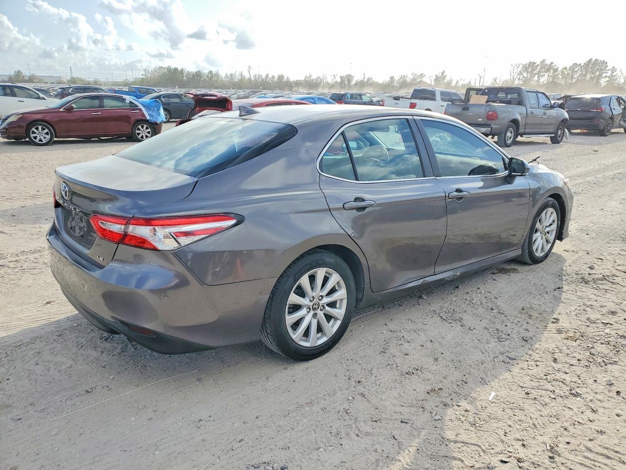 2020 Toyota Camry Le - Фото 3
