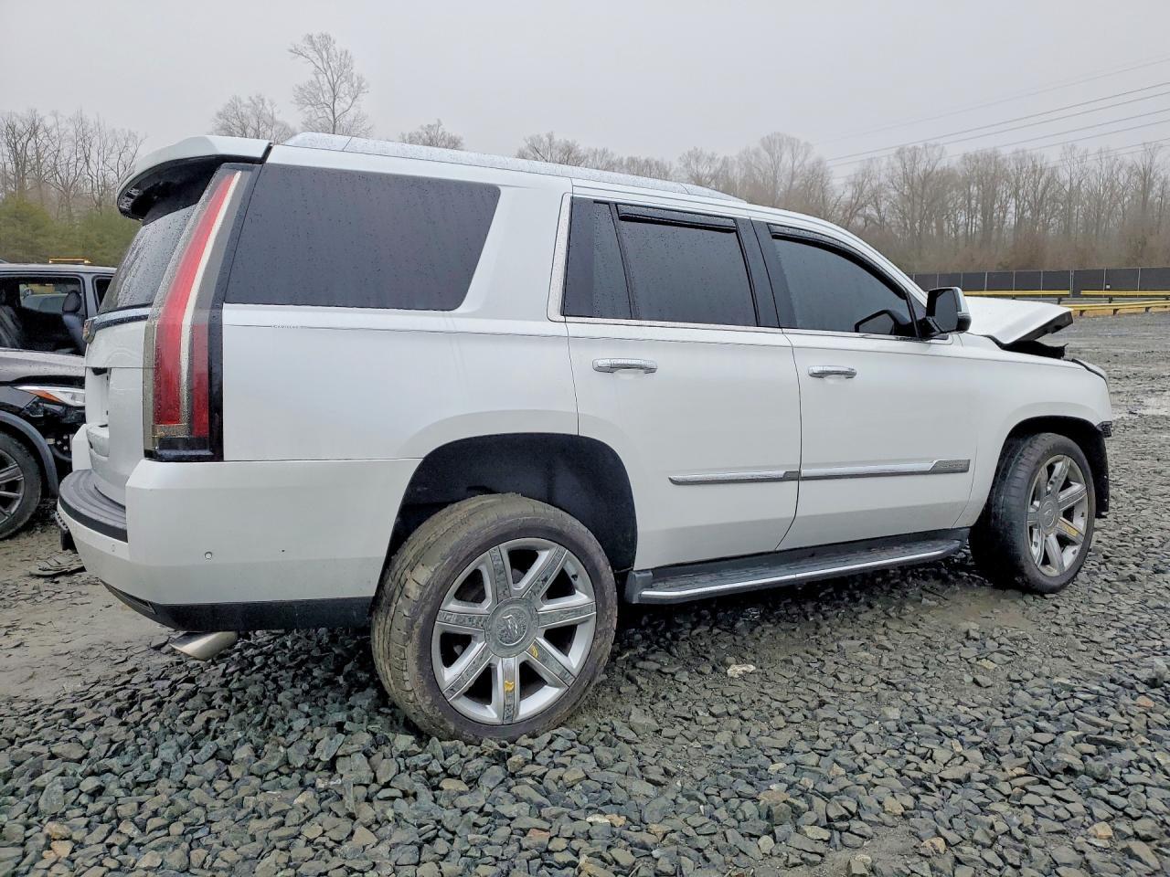 2017 Cadillac Escalade Luxury - Image 3
