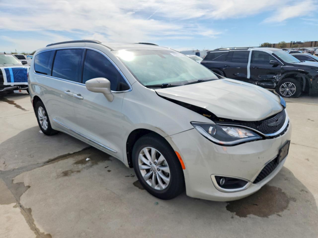 2017 Chrysler Pacifica Touring L - Фото 4