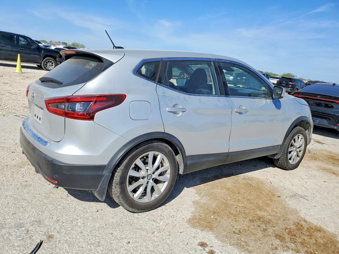 2020 Nissan Rogue Sport S - Фото 3