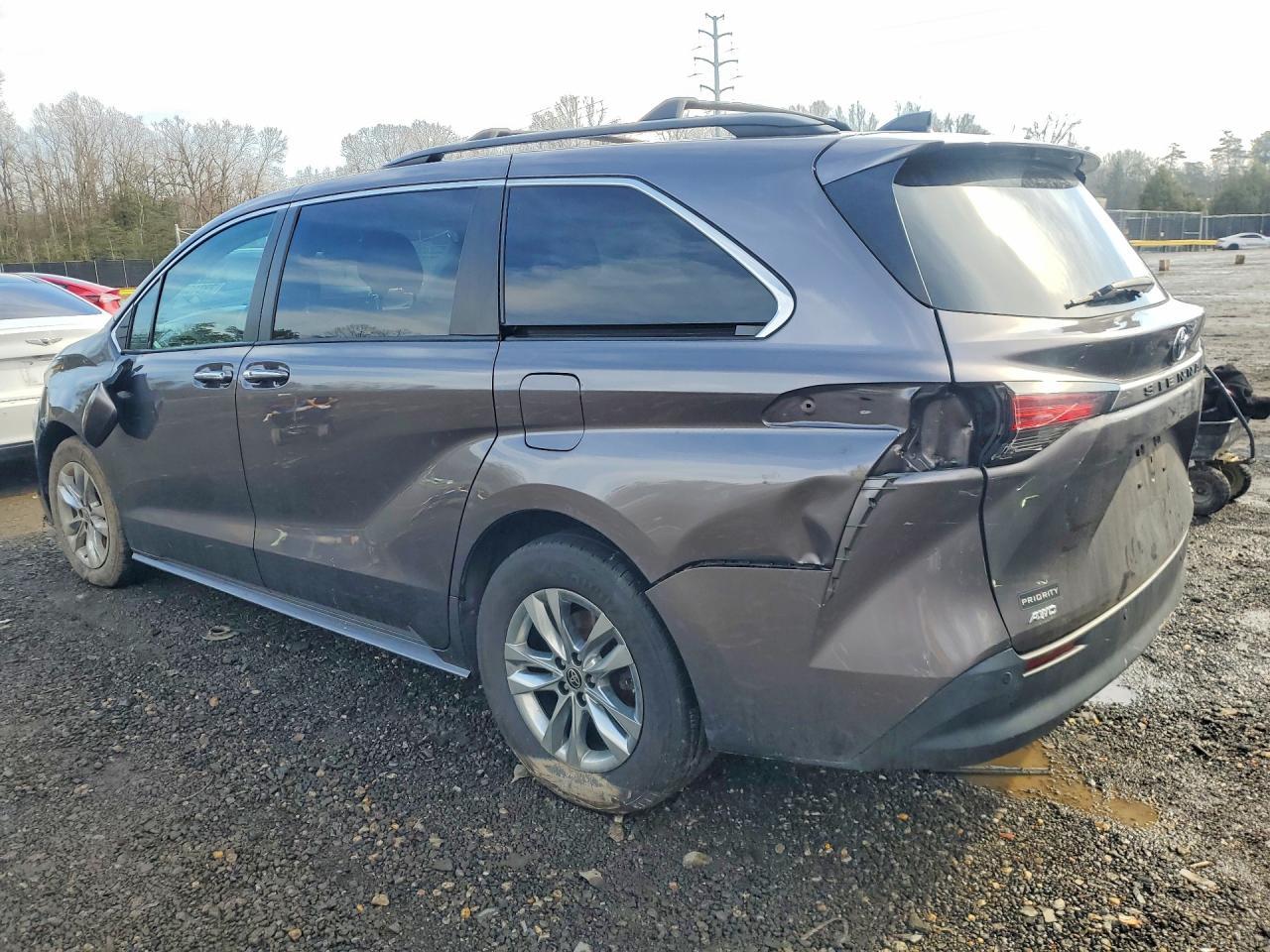 2022 Toyota Sienna Xle 7-Passenger - Image 2