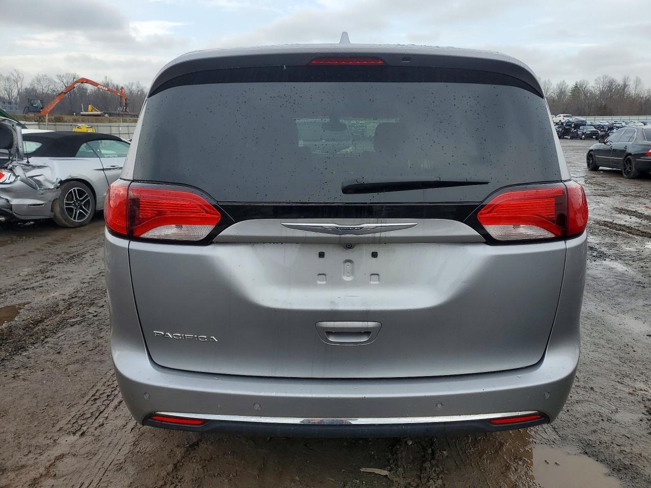 2017 Chrysler Pacifica Touring L - Фото 6