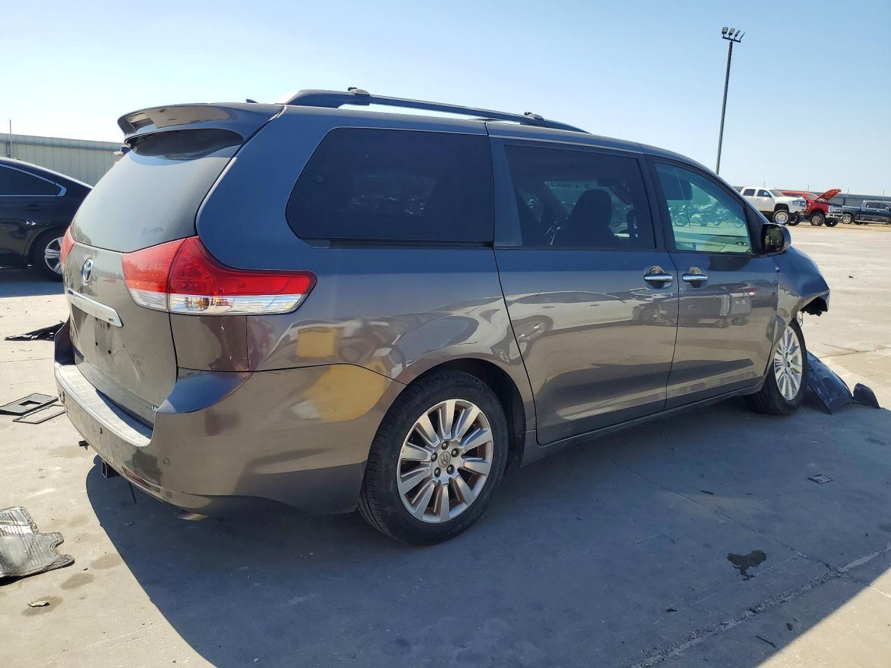 2011 Toyota Sienna Limited 7-Passenger - Фото 3