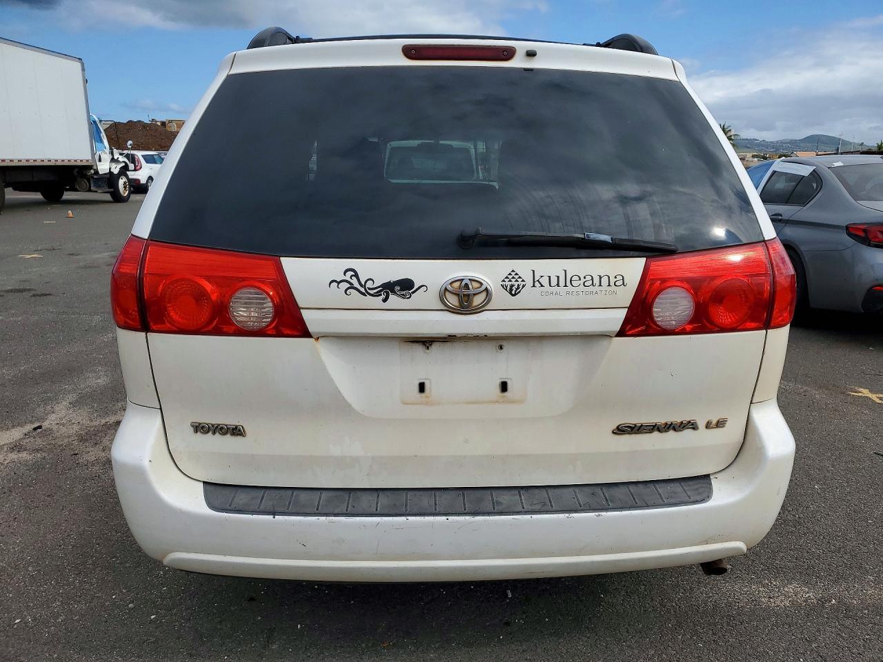 2010 Toyota Sienna Le 7-Passenger - Image 6