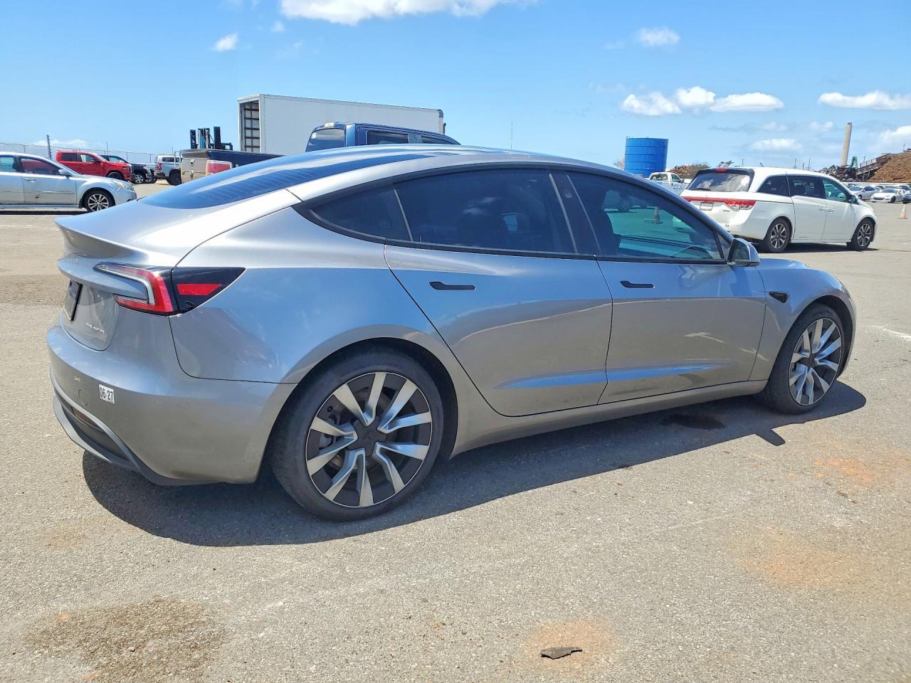 2025 Tesla Model 3 - Фото 3