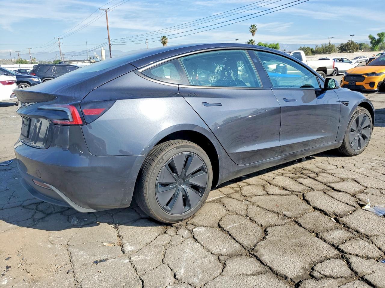 2025 Tesla Model 3 - Фото 3