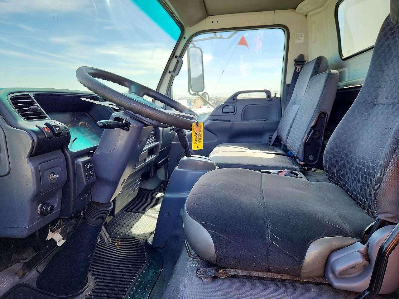 2006 Chevrolet Express Box Truck - Image 7