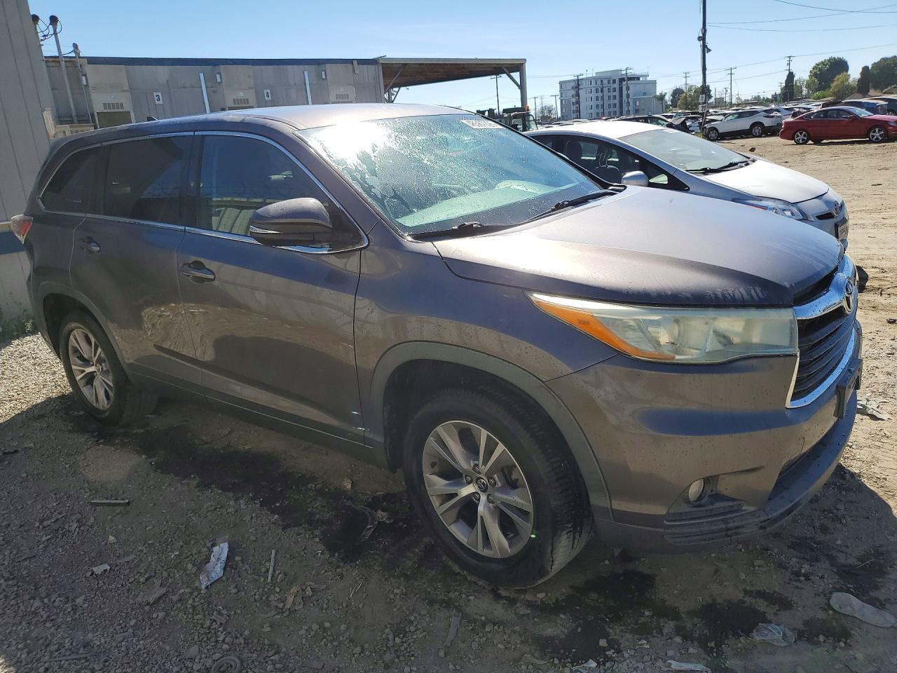 2016 Toyota Highlander Le Plus - Image 4