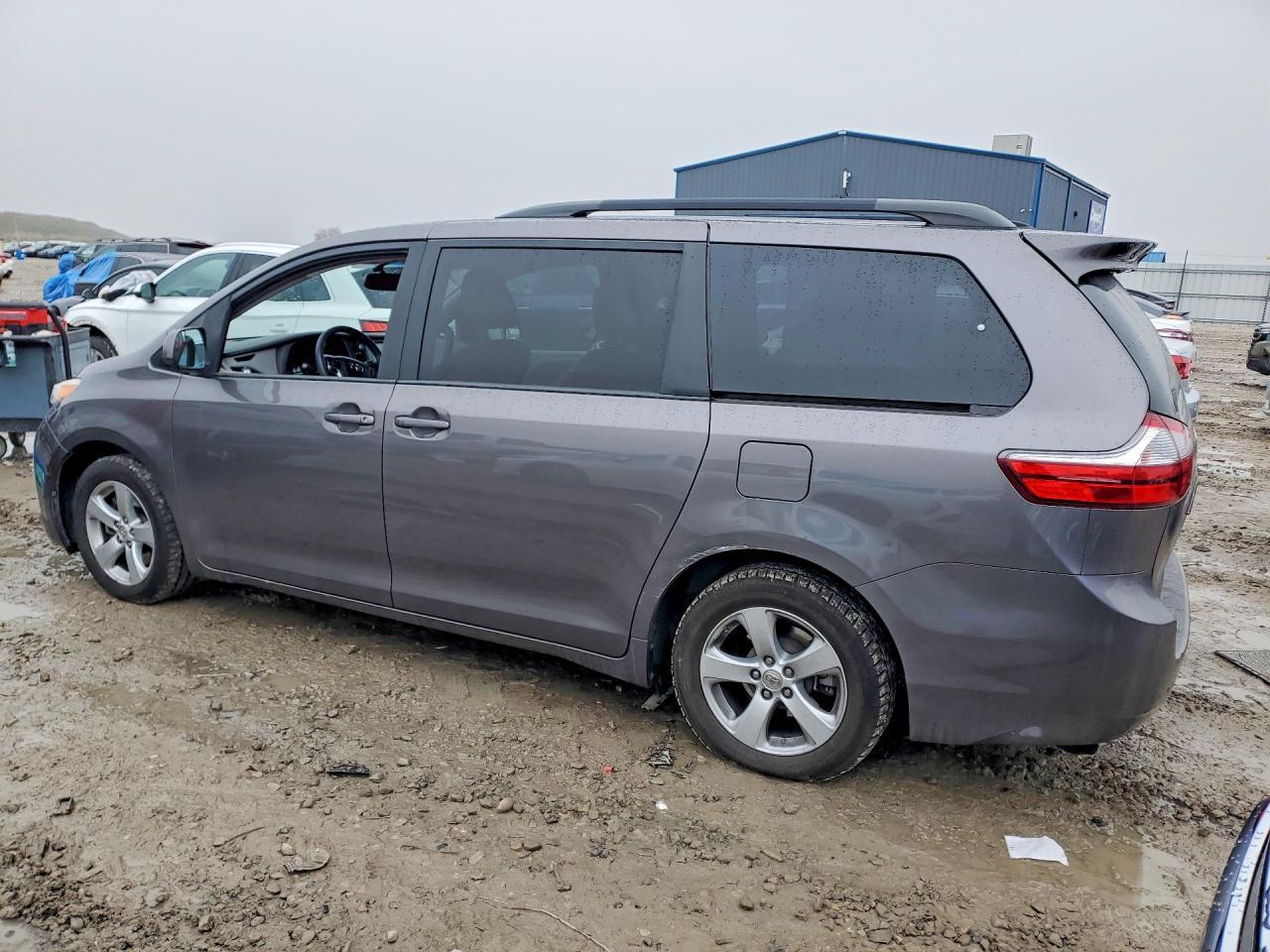 2017 Toyota Sienna Le 8-Passenger - Image 2