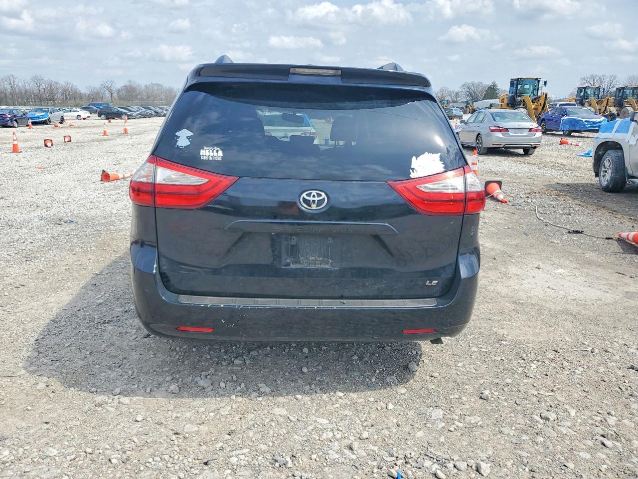 2015 Toyota Sienna Le 8-Passenger - Фото 6