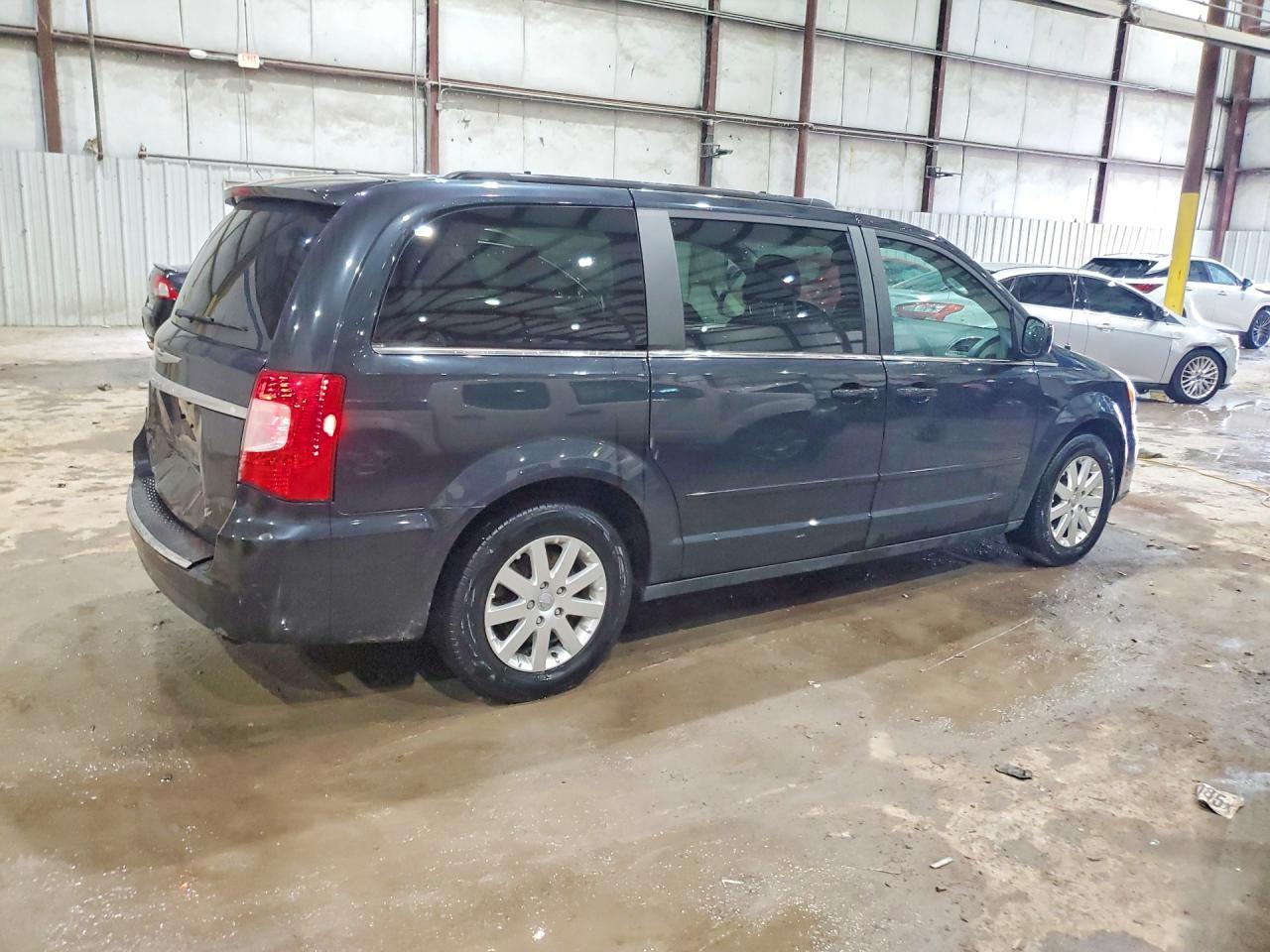 2015 Chrysler Town & Country Lx - Фото 3