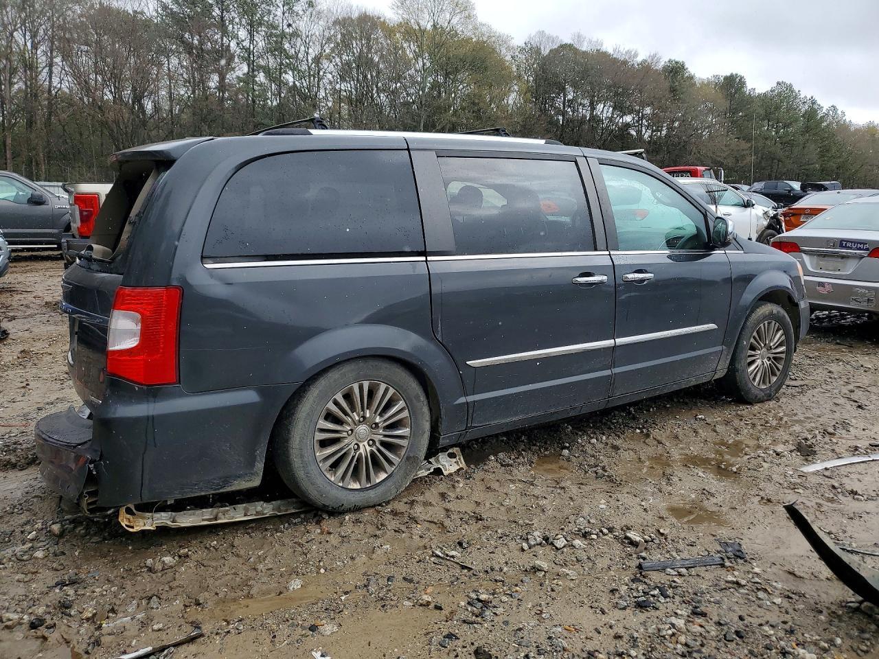 2011 Chrysler Town & Country Limited - Image 3