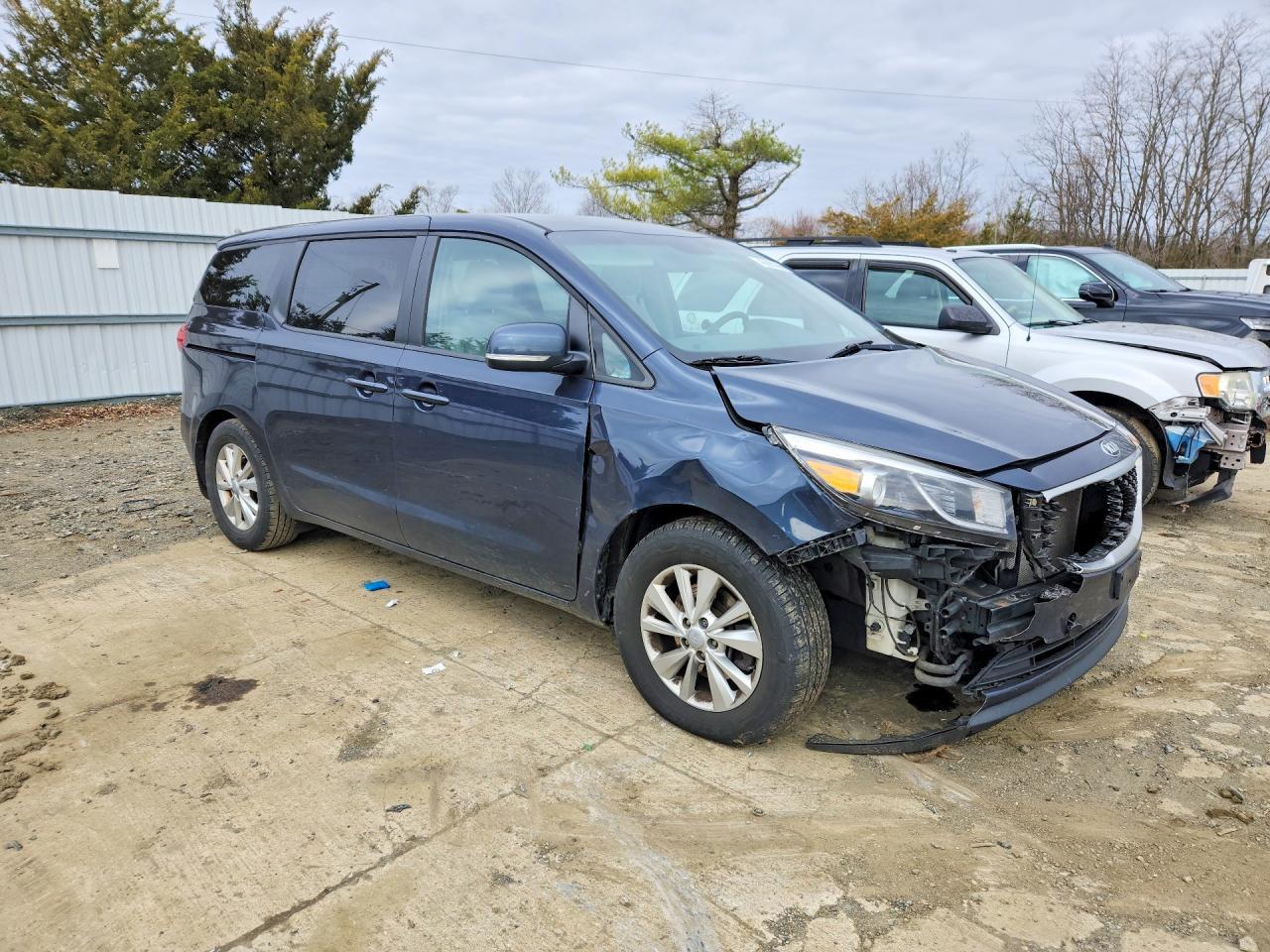 2017 Kia Sedona Lx - Image 4