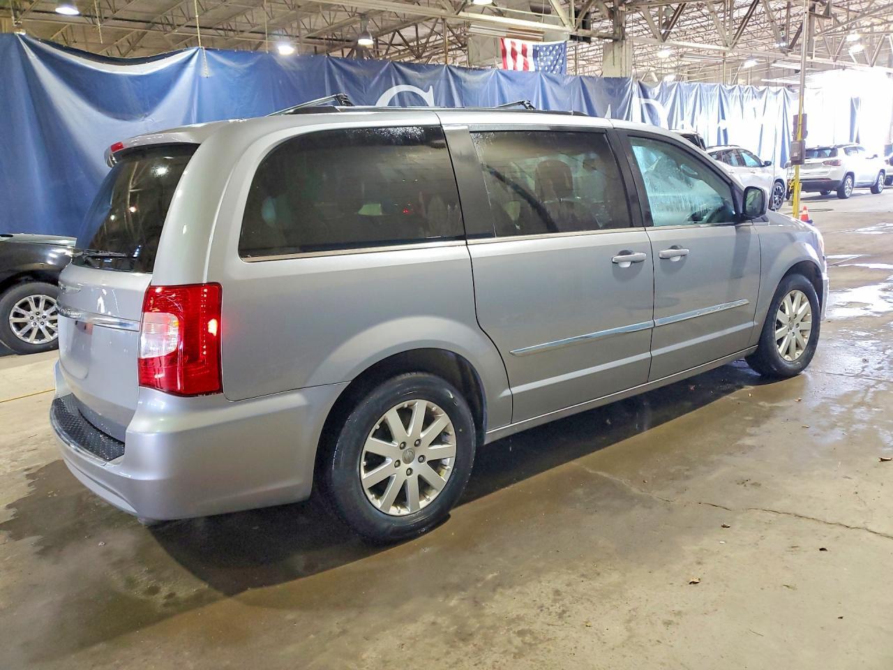 2016 Chrysler Town & Country Touring - Фото 3