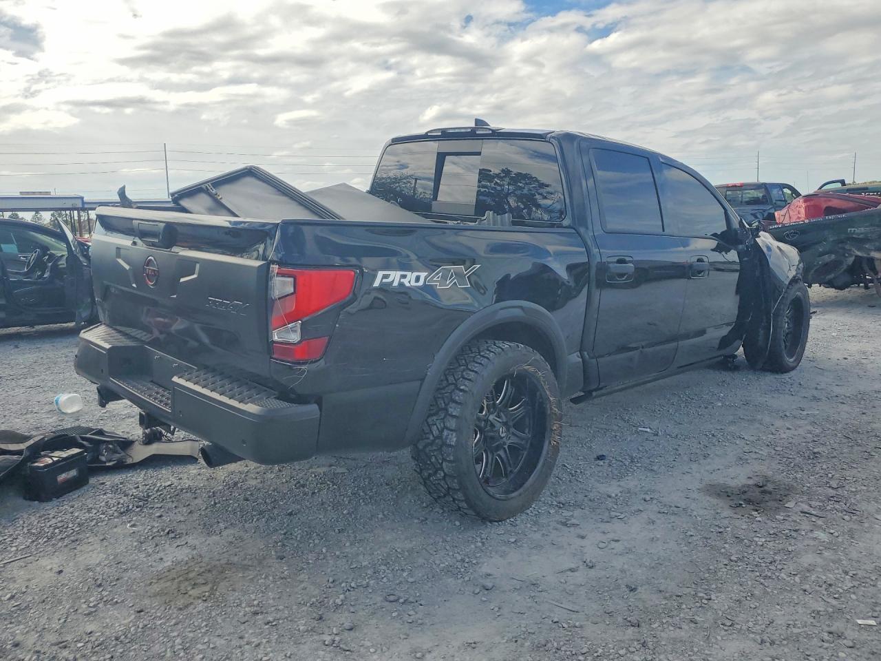 2023 Nissan Titan Pro-4X - Фото 3