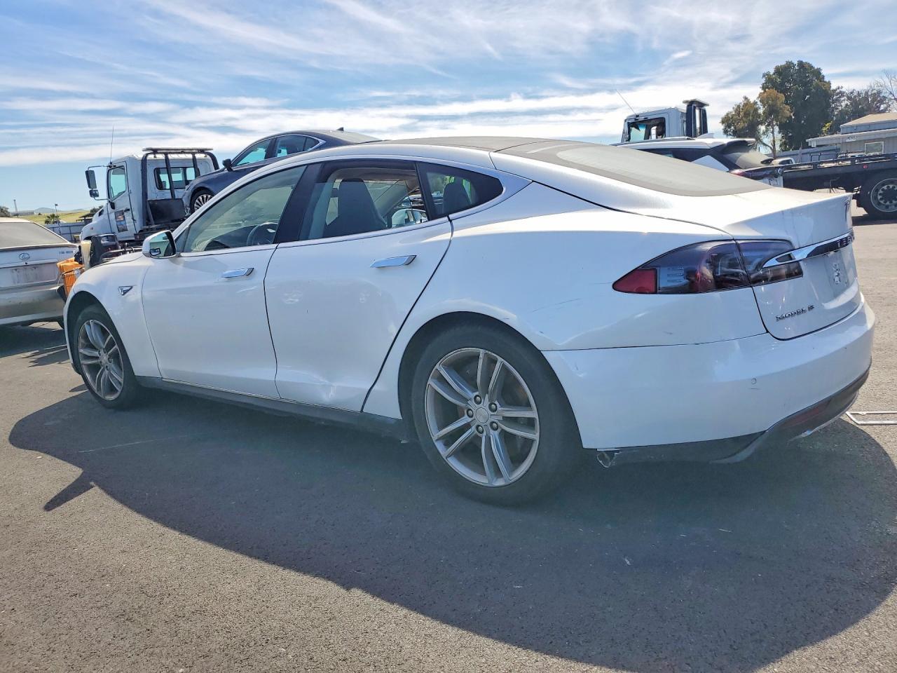 2014 Tesla Model S - Image 2