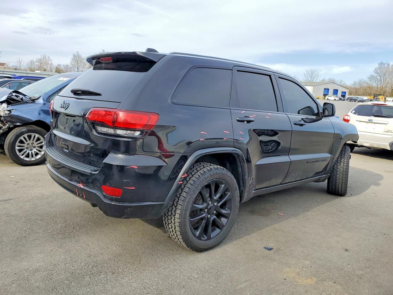 2020 Jeep Grand Cherokee Laredo - Image 3