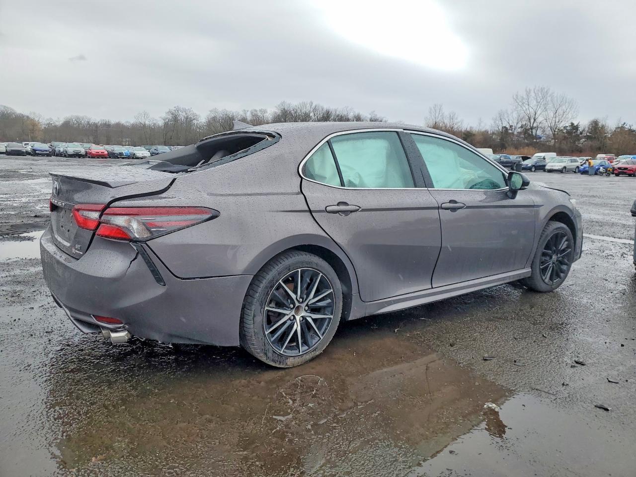 2022 Toyota Camry Se - Фото 3